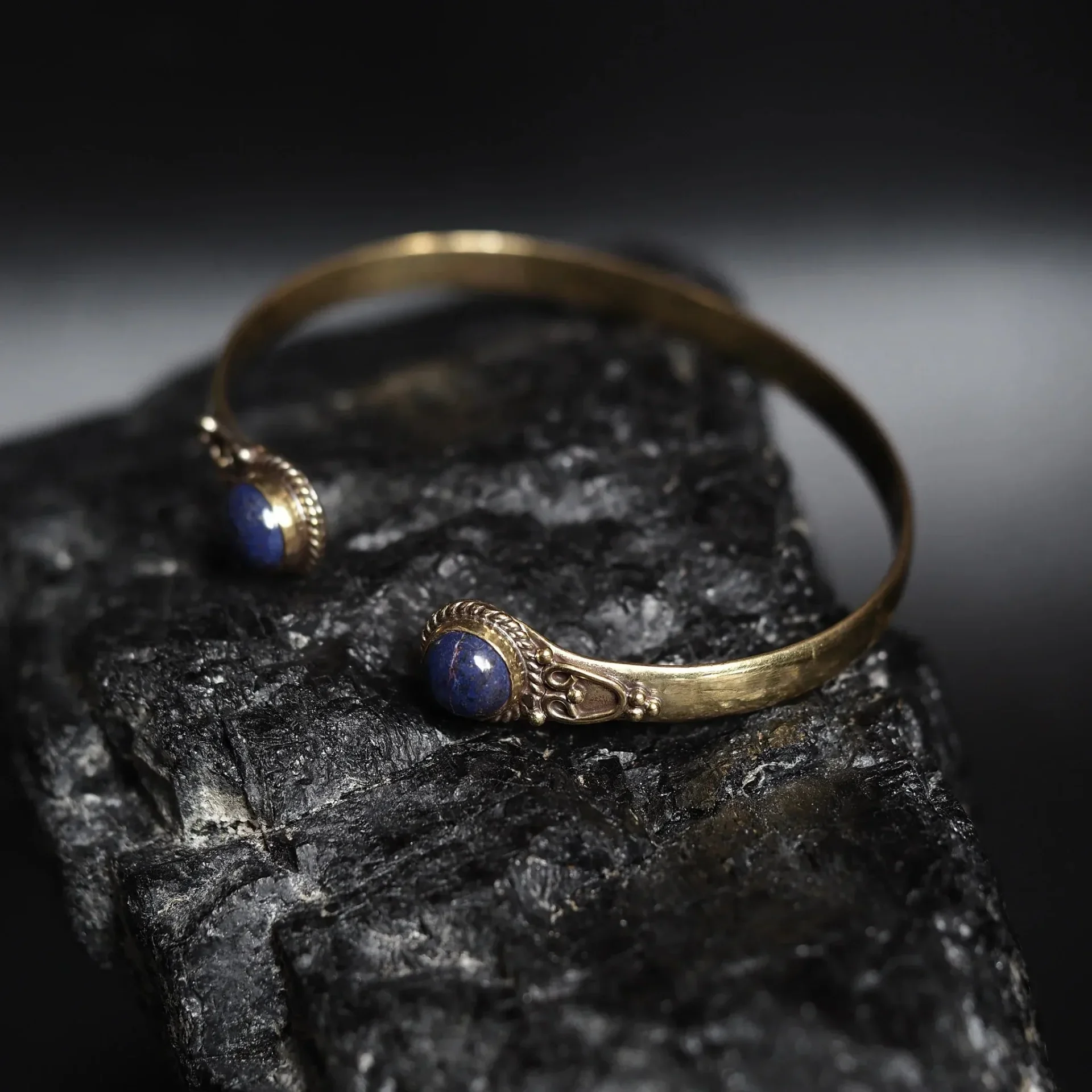 Armring i guld med lapis lazuli